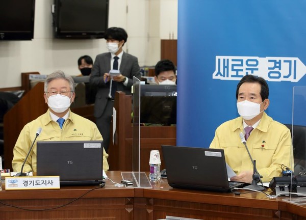 정세균 국무총리는 경기도청을 방문하여 코로나 19 수도권 방역에 대해 발표하고 있다[사진=경기도청]