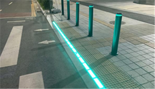 바닥형 보행 신호등 [사진= 국토교통부]