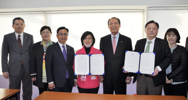 (사진=지난해 황보승희 국회의원 후보 시절 ‘주민자치 실질화를 위한 국민 협약’을 이끌어 냈다.)