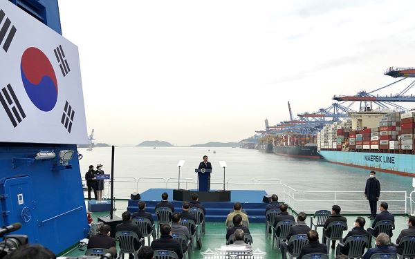 문재인 대통령은 부산 가덕도 신공항 예정지를 방문하고 살펴 보았다[사진=청와대]