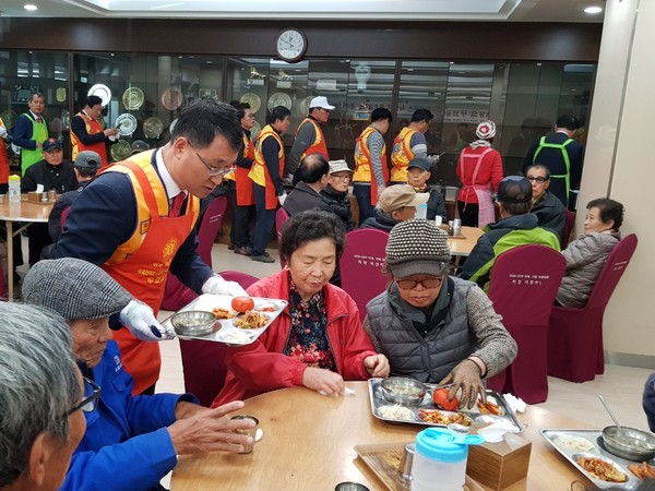 (사진=국제라이온스협회 355-A 부산지구에서 무료급식 봉사를 하고 있다.)