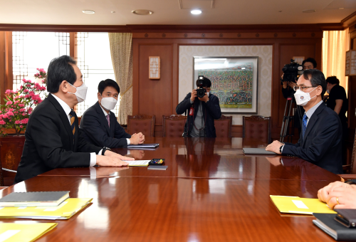 철저한 수사를 지시하는 정세균 국무총리 [사진=국무총리실]