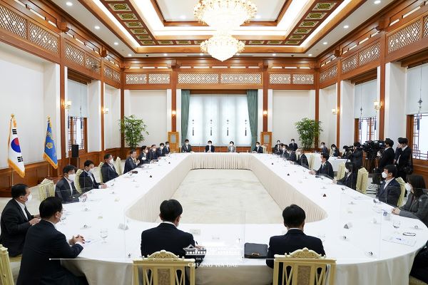 문재인 대통령이 더불어민주당 원내대표단과 간담회를 가졌다[사진=청와대]