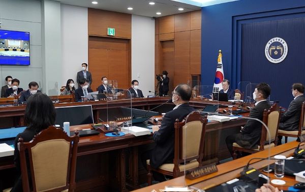 문재인 대통령이 국무회의를 주재하고 있다[사진=청와대]