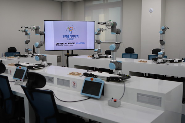 로봇캠퍼스 러닝팩토리 내부에 있는 UR 로봇인증센터의 모습이다. [사진=한국폴리텍대학]