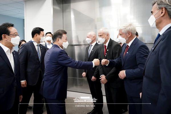 문재인 대통령이 참석한 관계자들을 격려하고 있다[사진=청와대]