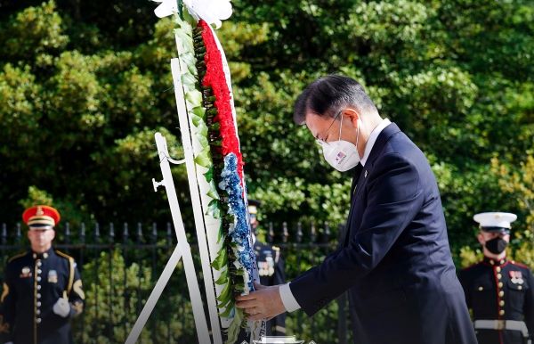 문재인 대통령이 알링턴 국립표지를 방문 헌화 하고 있다[사진=청와대]