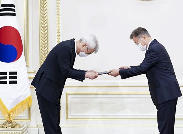 문재인 대통령은 신임 대사에게 신임장을 수여했다[사진=청와대]