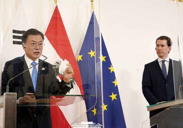 문재인 대통령이 오스트리와 총리와의 대담 후 기자 회견 를 하고 있다 [사진=청와대]