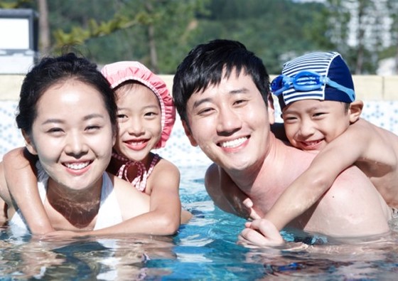 물놀이 현장에서 스마트폰 을 통해 안전수칙 영상들을 QR코드를 제공한다[사진=용인시 안전 물놀이 캠패인 자료]