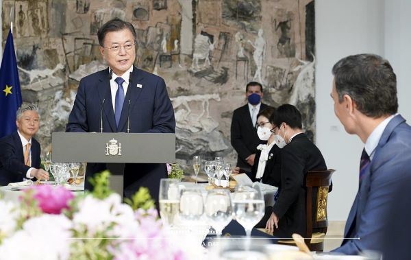 문재인 대통령 과 산체스 총리는  한국과 스페인은 전략적 동반자 관계로 격상하기로 했다 [사진=청와대]