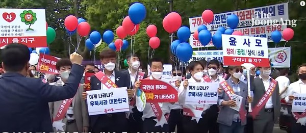 윤석열 지지자들이 환호하고 있다[사진 =티비화면 촬영 캡쳐]