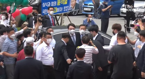 윤석열 대선출마선언식에 그를 지지하는 주요 인사들이 함께 했다[사진=티비화면 캡쳐 촬영]