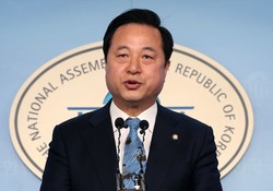 (사진=기자회견 중인 김두관 의원)