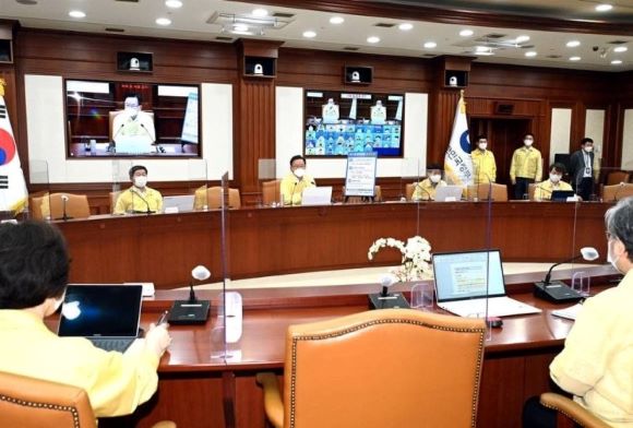 7일 중앙재난안전대책본부에서 회의를 주재하고 있다[사진=국무총리실]