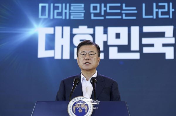 문재인 대통령은 14일 "2025년까지 한국판 뉴딜 총 투자 규모를 기존의 160조원에서 220조원으로 확대할 것"이라고 밝혔다[사진=청와대]