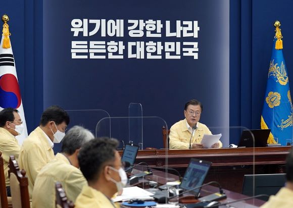 19일 수석보좌관 회의에서 문 재인 대통령은 방역조치 위반 행위에 대해 엄정한 책임 추궁을 하라고 지시했다[사진=청와대]