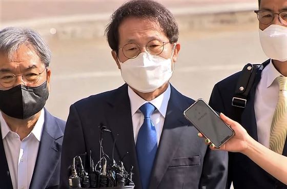 조희연 서울시 교육감이 해직교사 부당 특별채용 관련 피의자 신분으로 조사받기 위해 과천시 정부과천종합청사 내 고위공직자범죄수사처(공수처)로 출두했다[사진 =티비화면 촬영 캡쳐]