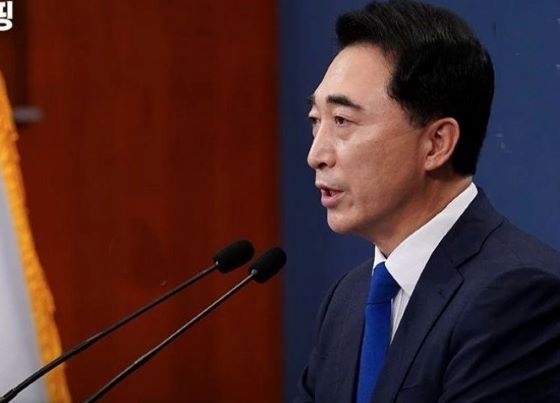 청와대 박수현 국민소통수석이 남북한 통신 재개에 대해 브리핑 하고 있다[사진=청와대]