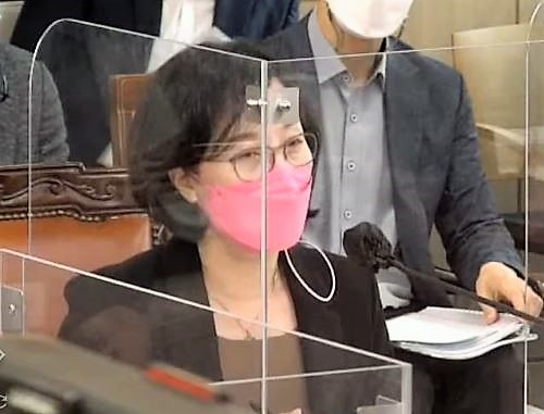 서울시 의회에서 질문에 답하고 있는 김현아 서울도시주택공사 사장 후보자[사진=티브 화면 촬영]