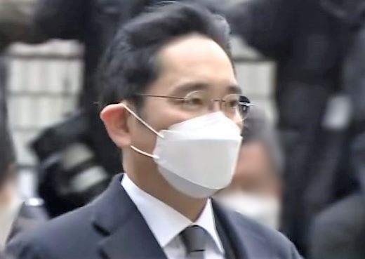 이 재용 삼성전자 부회장이 검찰청으로 조사를 받으러 가고 있다[사진=티비화면 촬영 캡쳐]