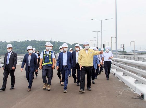 다음달 1일 개통을 앞두고 현장점검하는 마포구와 관계자들[사진=마포구청 제공]