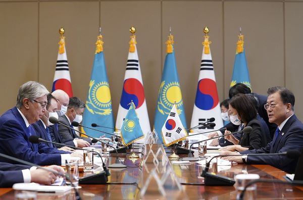 문재인 대통령은 우리나라를 국빈 방문한 ‘카심-조마르트 토카예프’ 카자흐스탄 대통령과 17일 청와대에서 정상회담을 가졌다[사진=청와대]