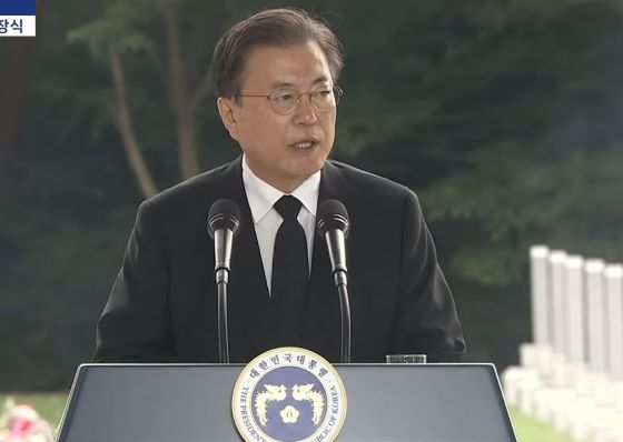 홍범도 장군의 유해 안장식에서 추모사를 하고 있는 문재인 대통령[사진=티비화면 촬영 캡쳐]