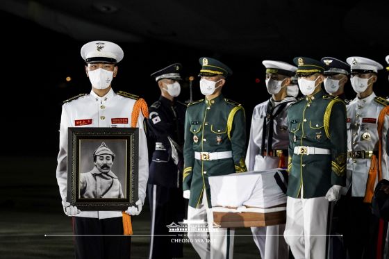 홍범도 장군의 유해 귀환식[사진=청와대]