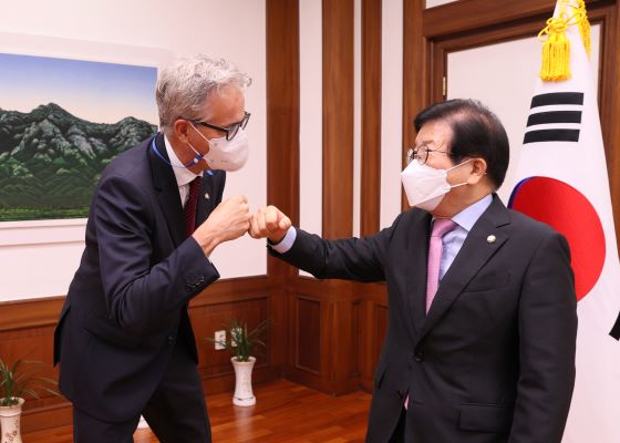 박병석 국회의장은 24일 오전 의장집무실에서 야콥 할그렌 주한스웨덴대사의 이임 인사를 받았다[사진=국회공보실]