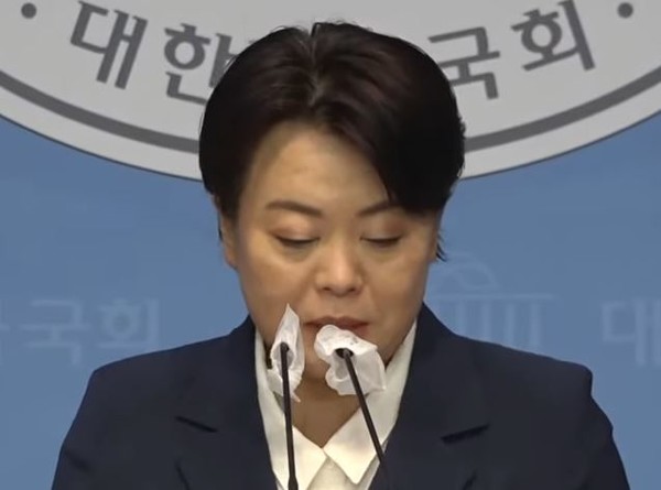 국민의 힘 윤희숙 대선경선후보가  "이 시간부로 대선후보 경선을 향한 여정을 멈추겠다"고도 밝혔다[사진=티비화면 촬영 캡쳐]
