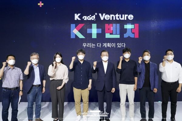  문재인 대통령이 청와대에서 열린 'K+벤처‘ 행사에서 “창업부터 성장, 회수와 재도전까지 촘촘히 지원하여 세계 4대 벤처강국으로 확실하게 도약하겠다”는 의지를 밝혔다.[사진=청와대]