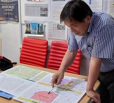 마포구 염리4구역 재개발 반대 비상대책 위원회 이종일 위원장이 ​​​​​​​​​​​​​​​​​​​​​이 지역의 재개발 부당성에 대해​​​​​​​ 설명하고 있다[사진=시사뉴스피플]