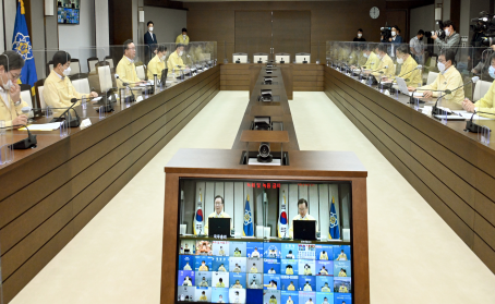 추선연휴에도 코로나 방역에 최선을 다해 달라고 주문하는 김부겸총리[사진=국무조정실]