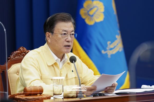 문재인 대통령이 14일 청와대에서 국무회의를 주재하고 있다[사진=청와대]