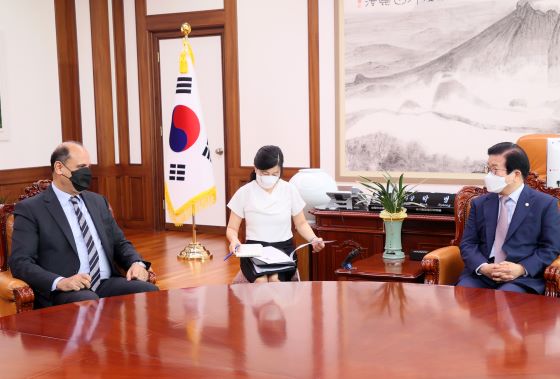 박병석 국회의장이 이집트 주한대사를 맞이하여 환담 하고 있다[사진=국]