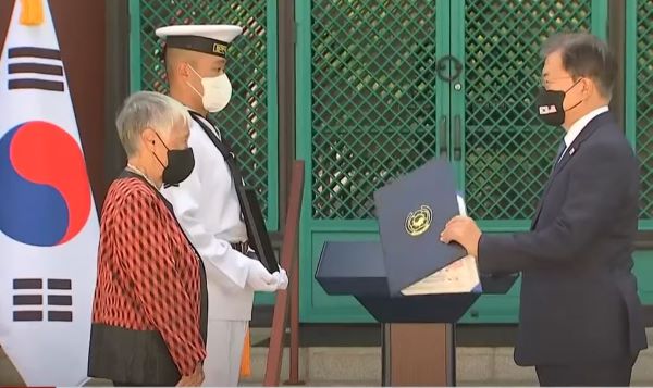 문재인  대통령이 22일 하와이에서   독립운동 가 후손에게 훈장을 추서하고 있다[사진=티비화면 촬영 캡쳐]