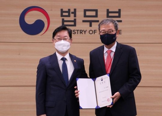 최운식 변호사를 임기 3년의 한국법무보호복지공단 제15대 새 이사장으로 임명했다[사진=한국법무보호복지공단]