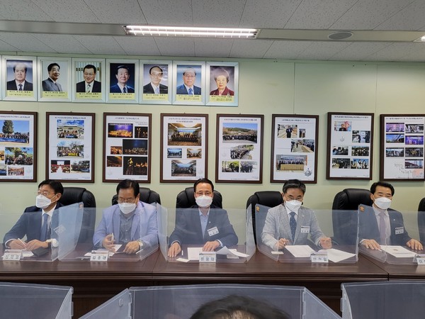 (사진=부산지역 16개 구,군 협의회장, 우측 두 번째 안천일 회장))