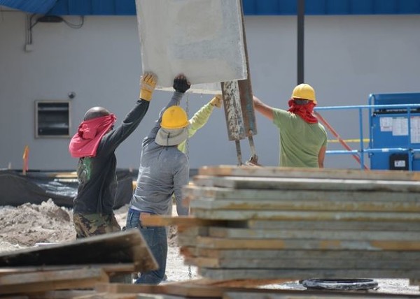 불법체류 외국인들이 백신접종에 적극 참여할 수 있도록 백신 접종을 완료한 불법체류 외국인에게 인센티브를 부여하는 방안을 ’21. 10. 12.부터 시행한다고 밝혔다[사진=픽사베이]