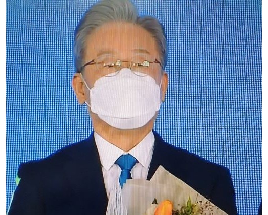 민주당 대선후보에 당선된  이재명 후보가  확정 연설을 하고 있다 [사진=티비화면 촬영 캡쳐]