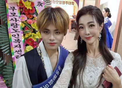 이런 기회를 통해 대한민국 문화를 보급하고 알리고 싶다는 이선율 박사(사진 ,우)와 조성리씨(사진,좌) [사진=시사뉴스피플 ]