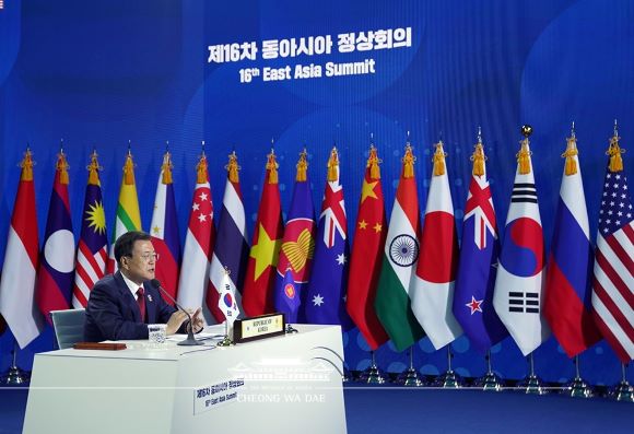 문재인 대통령은  화상으로 개최된 제16차 동아시아정상회의(EAS, East Asia Summit)에 참석했다[사진=청와대]