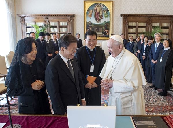문재인 대통령이  프란치스코 교황과 담소를 나누고 있다[사진=청와대]