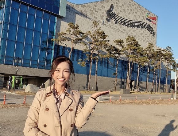 안성시 안성맞춤아트홀  앞에서 안성시 문화 도시 추친에 대해 설명하고 있는 이선율 박사[사진=안성시 제공]