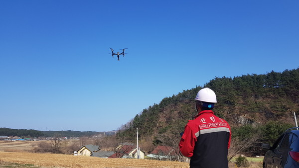 드론을 활용해 산불 예방 감시를 하고 있다. [사진=동부지방산림청]