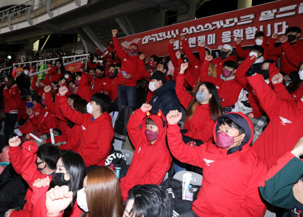 레드엔젤스 축구 응원단[사진=레드엔젤스 ]
