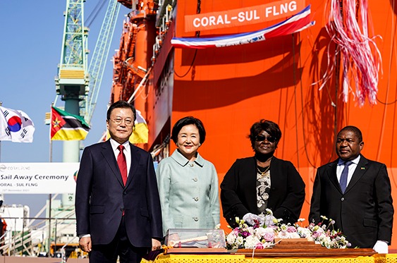문 대통령은 이날 경남 거제 삼성중공업에서 열린 모잠비크 가스전 사업에 참여하는 FLNG 선박 ‘코랄 술’ 출항 명명식에 필리프 자신투 뉴지 모잠비크 대통령 내외와 함께 참석했다.[사진=청와대]