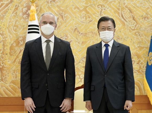 ​문재인 대통령은 청와대에서 ‘리처드 해쳇’감염병혁신연합(CEPI) 대표를 접견했다[사진=청와대]​