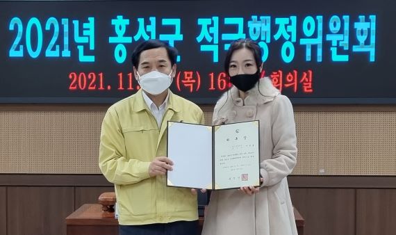 홍성군 길영식 부군수(좌) 홍주문화관광재단 이사겸 적극행정위원회 이선율 위원 이선율(우)[사진=홍성군 제공]